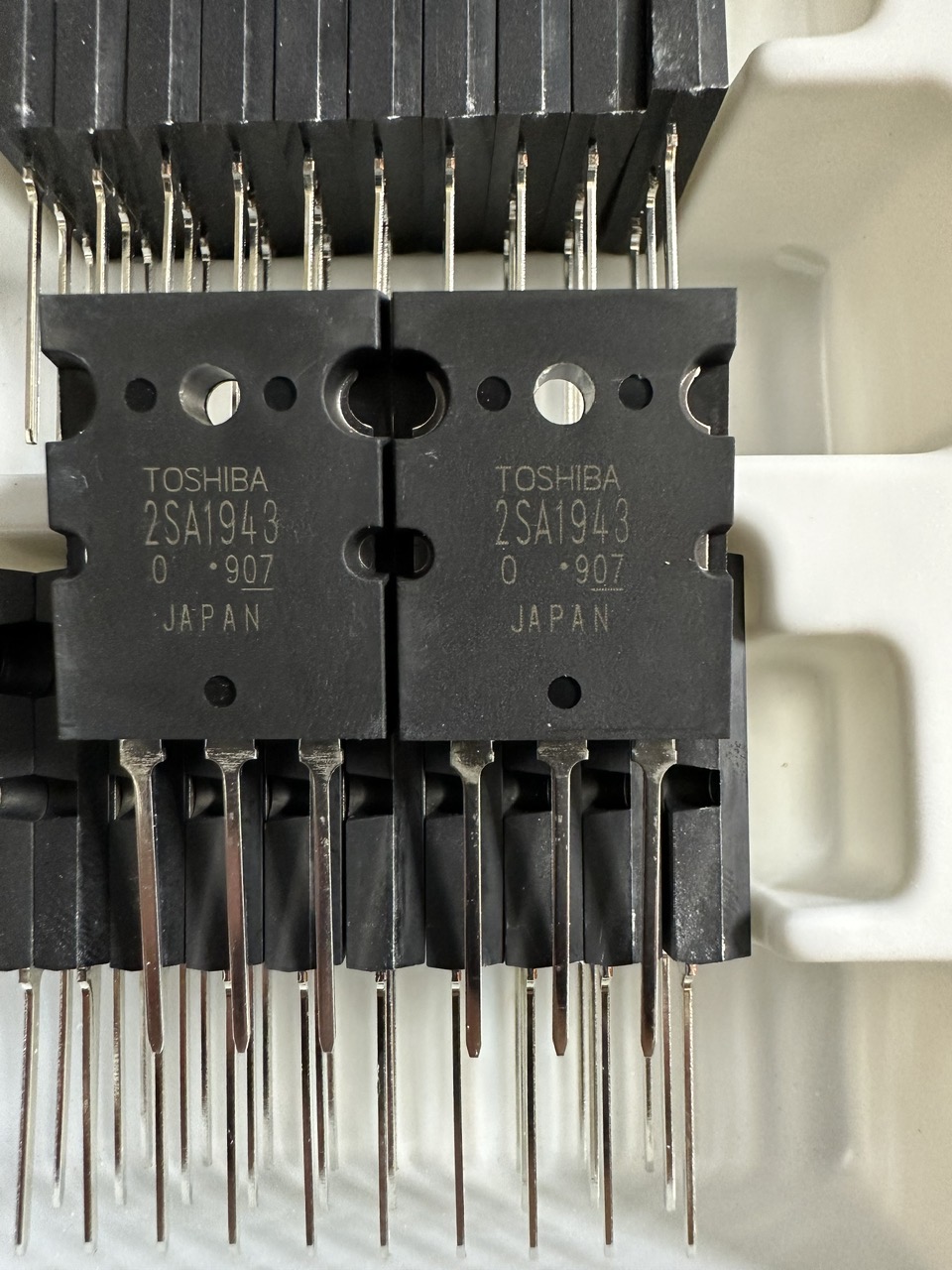 2sa1943 a1943 sò công suất 2sa1943 a1943 1943 mới chính hãng toshiba