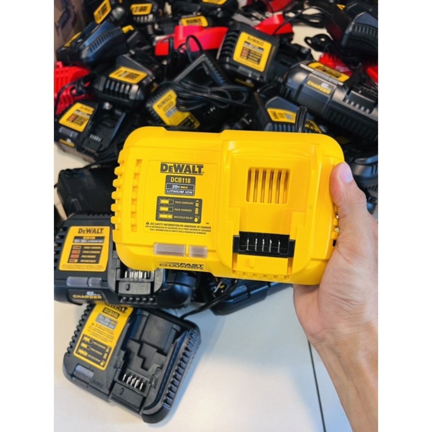 Sạc dewalt và milwaukee giá rẻ 120v