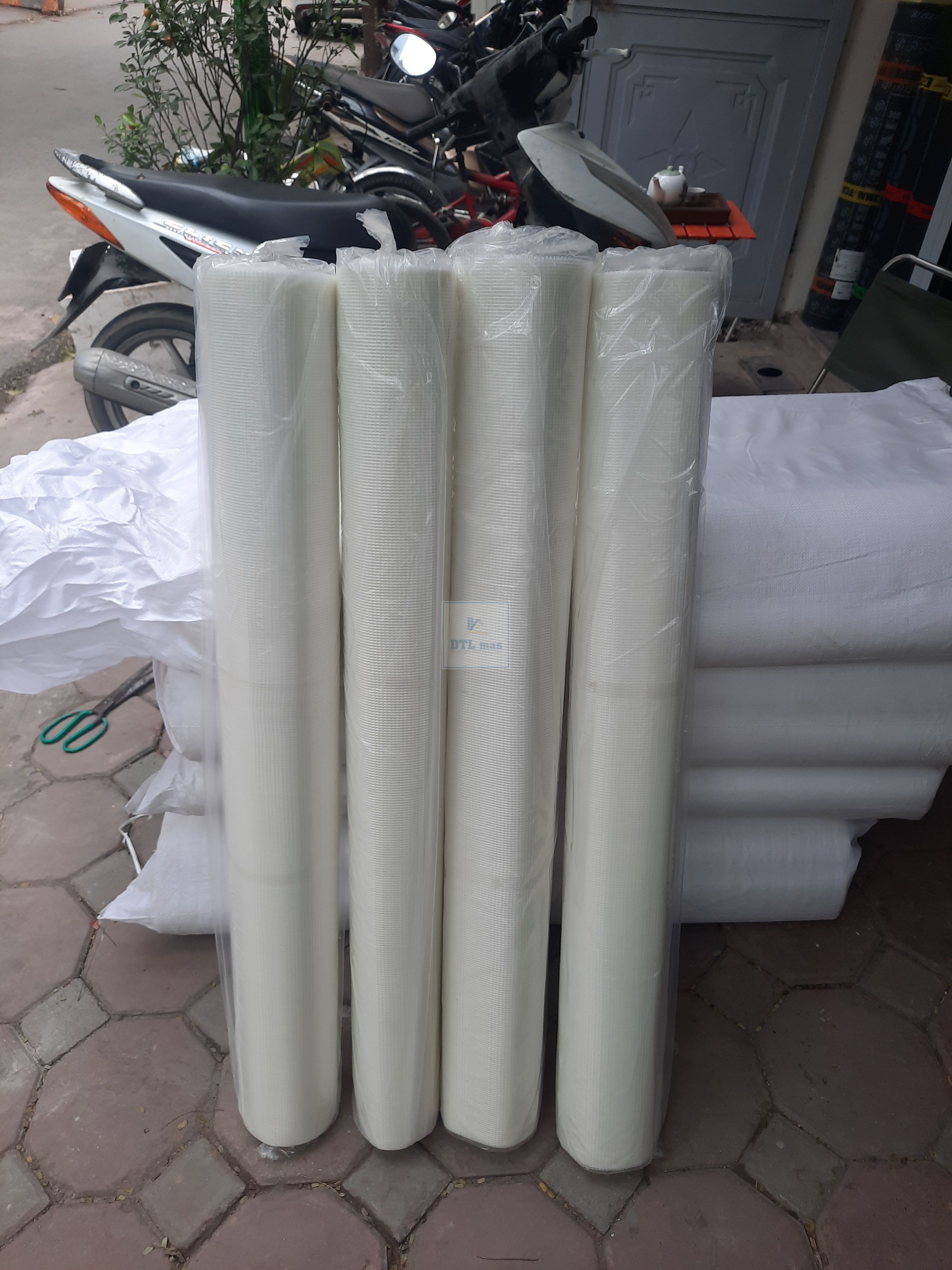 Lưới thủy tinh gia cố chống thấm, vữa trát, cán nền. Sợi dai chắc không bị xô sợi mắt 3x3, tỉ trọng 45g - Cuộn 1x50m