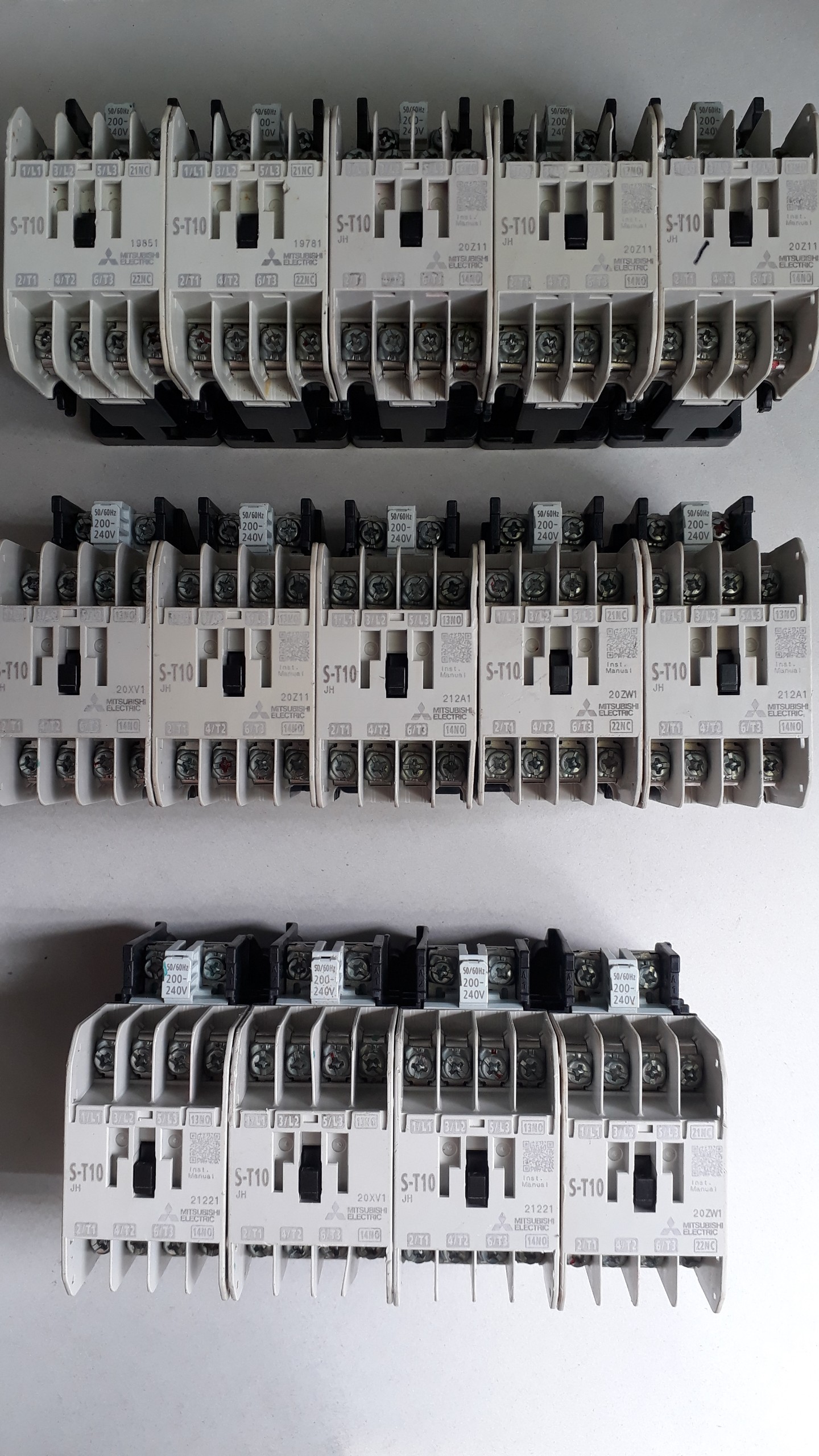 Khởi động từ mitsubishi s-t10 220vac , contactor mitsubishi s-t10 220vac. sản xuất tại nhật bản. hàng tháo máy nhật, đã sử dụng, chất lượng tốt, hình thức còn đẹp. shop đã test kỹ trước khi giao. hình chụp thực tế sản phẩm.