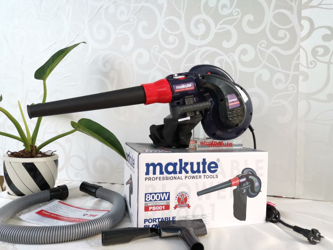 Máy hút thổi bụi cầm tay makute, công suất 800w