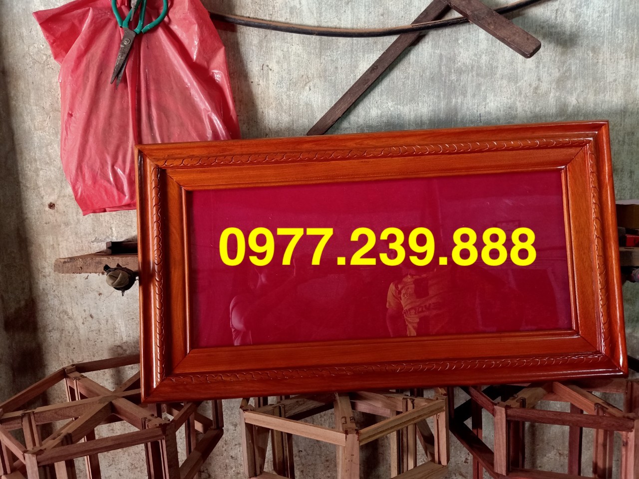 Khung treo huân huy chương bằng gỗ gõ