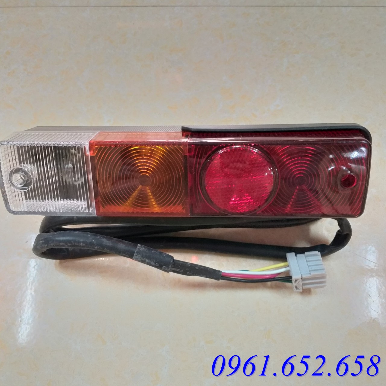 Đèn xinhan sau xe nâng komatsu-đèn báo tín hiệu rẽ phía sau xe nâng komatsu fd20-30-15/16/17,fg20-30-15/16-37b-1eb-4510,37b-1eb-4520,37b-1eb-4530