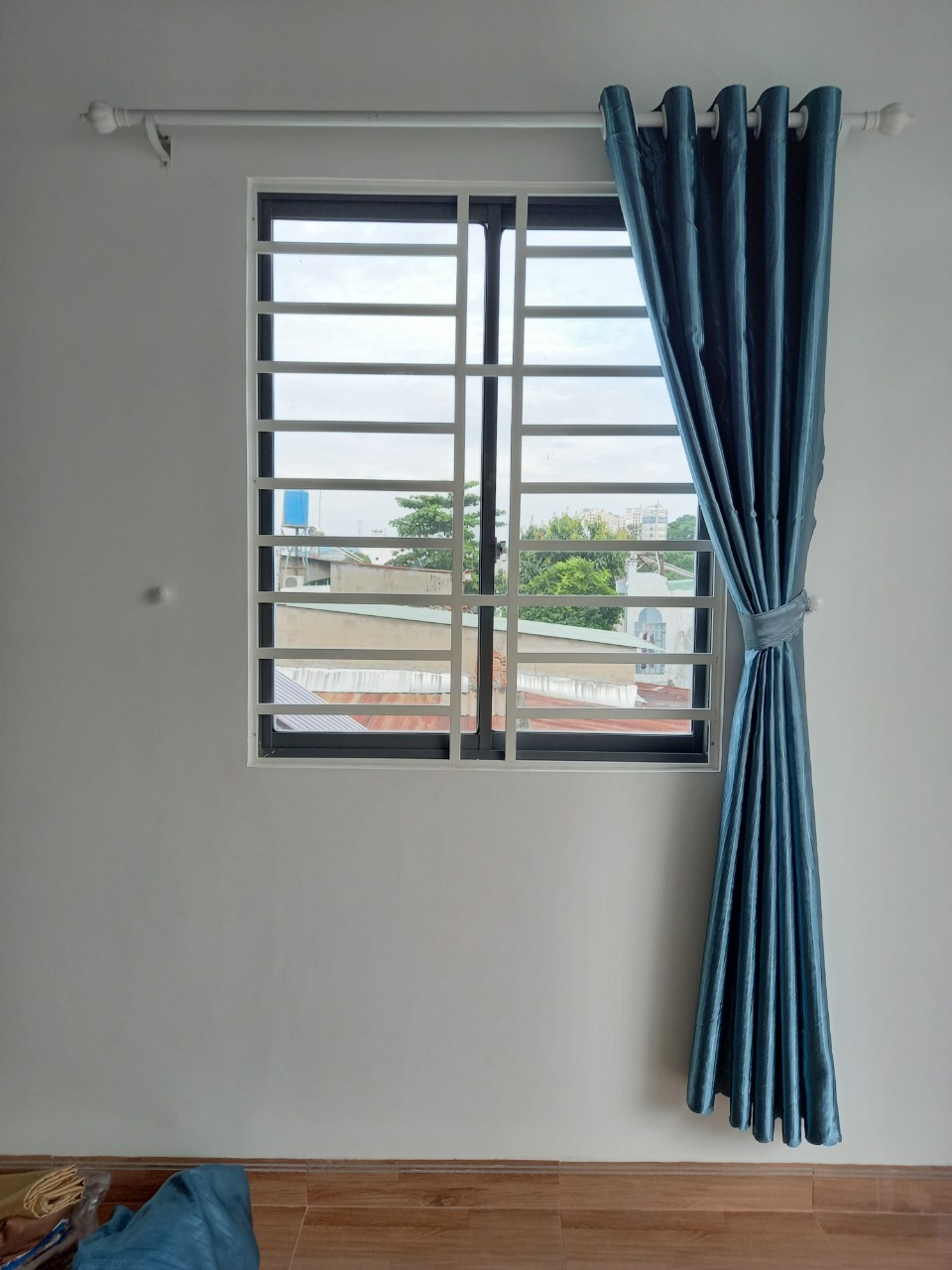 Rèm cửa bằng vải gấm chống nắng màu xanh dương
