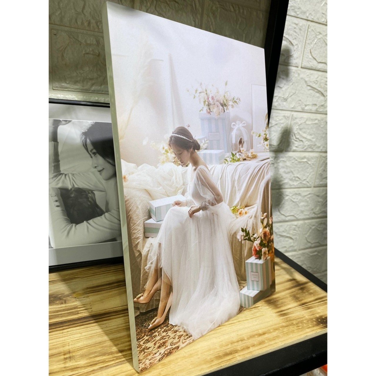 Ảnh ép gỗ in lụa cỡ 15x21 cm.