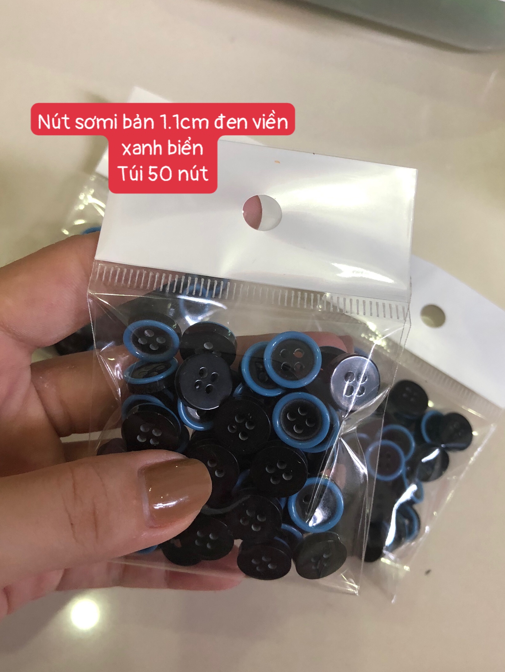 Nút áo somi 4 lỗ đen viền xanh đường kính 1.1cm hàng xuất dư đẹp