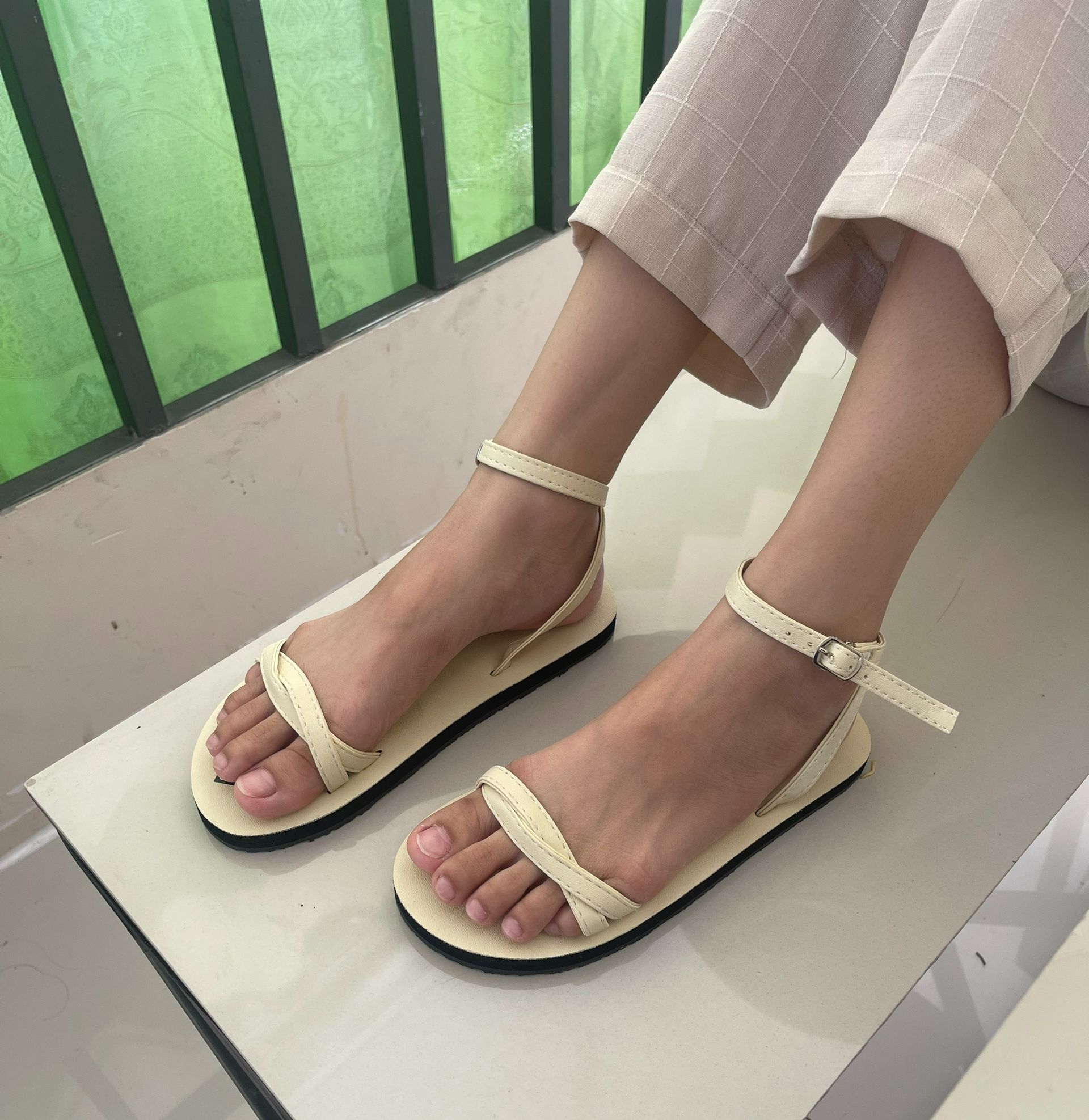 Giày xăng đan nữ màu kem-thới giới dép sandal