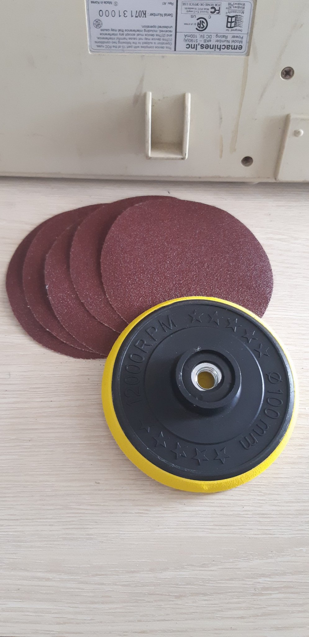 Đế chà nhám tròn 100mm + 05 nhám tròn 100mm