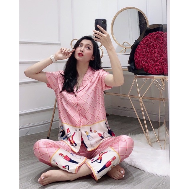 Bộ mặc nhà nữ pizama lụa satin áo cộc tay quần dài in 3D lính chì