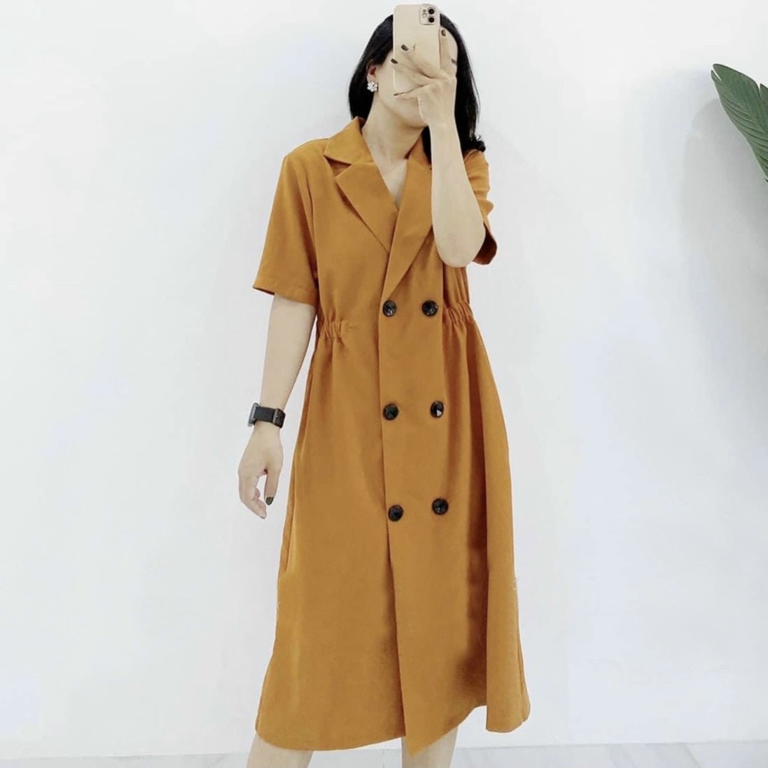 Đầm váy vàng nghệ cổ vest nút đen