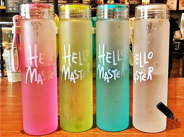 Bình thuỷ tinh màu sắc hello master 480ml có dây đeo