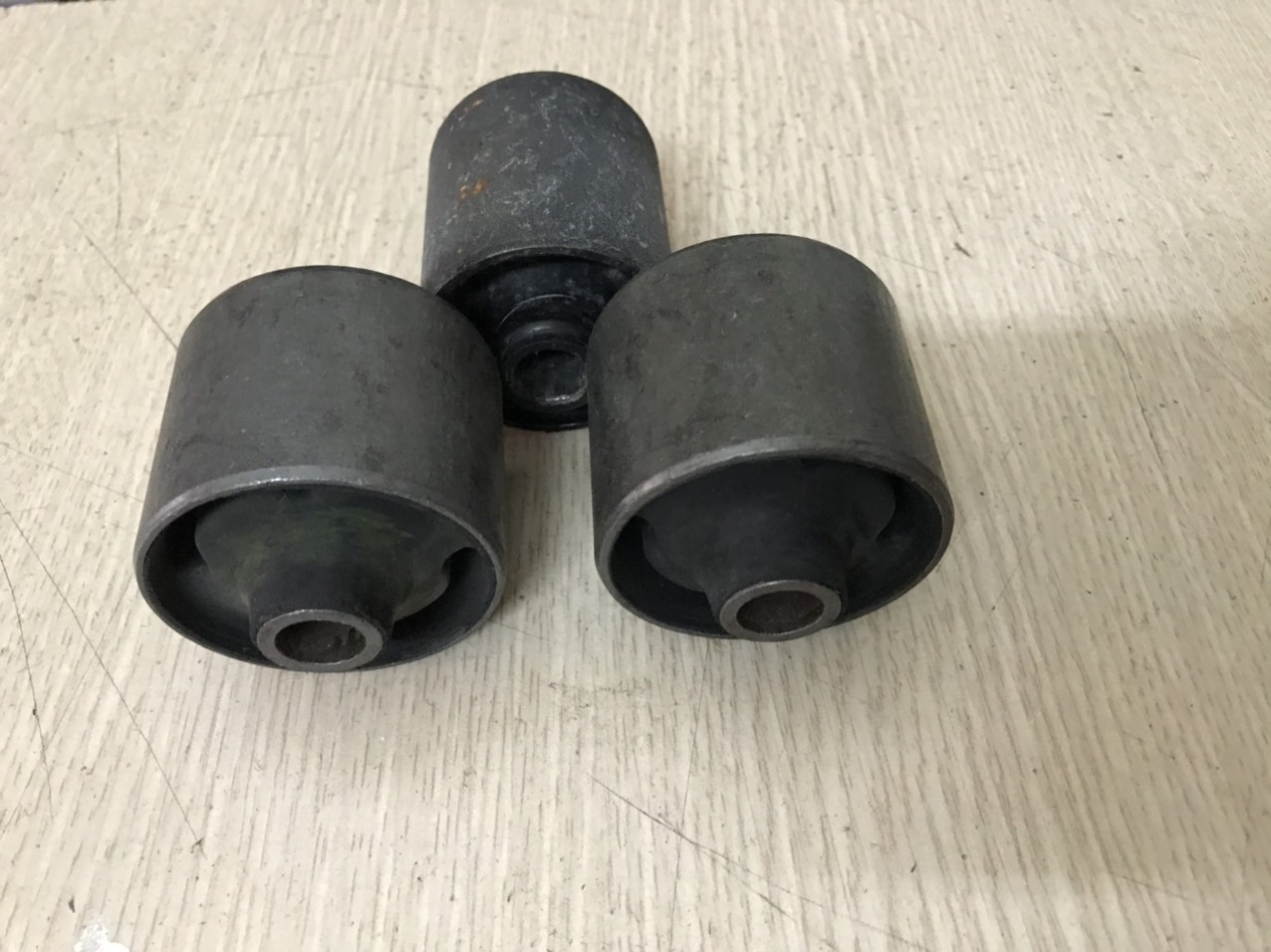 Cao su sắt thanh giằng Daewoo Matiz 1,2 & Chery QQ3/Suzuki Wagon Giá bán 1 bộ 3 quả
