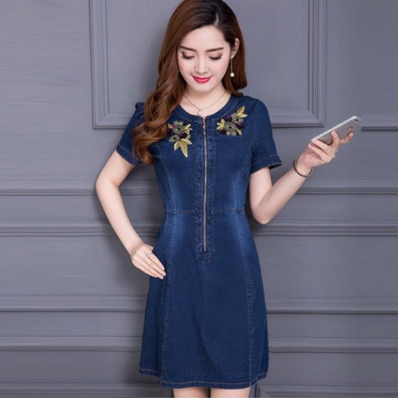 Đầm jean ngực thêu hoa phối túi d701701