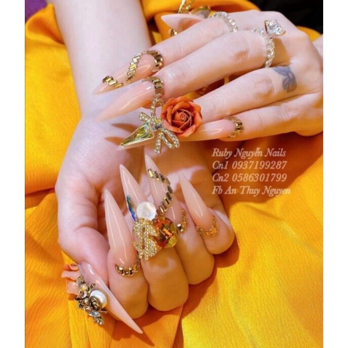 Móng thiết kế đẹp y hình .