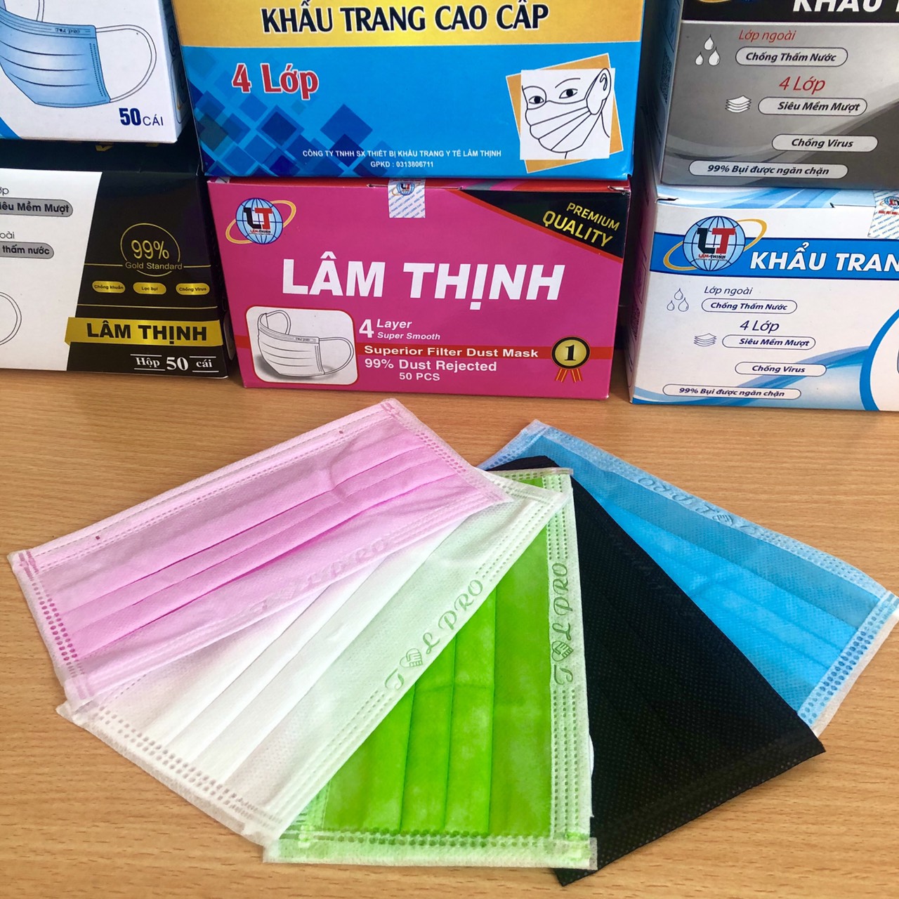 Khẩu trang y tế 4 lớp hộp 50 cái kháng khuẩn chống bụi, bảo vệ sức khỏe, thiết kế ôm khít khuôn mặt mà không ảnh hưởng khí thở khi sử dụng