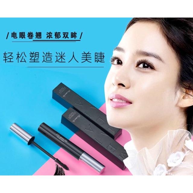 Mascara chuốt dài và cong mi tự nhiên