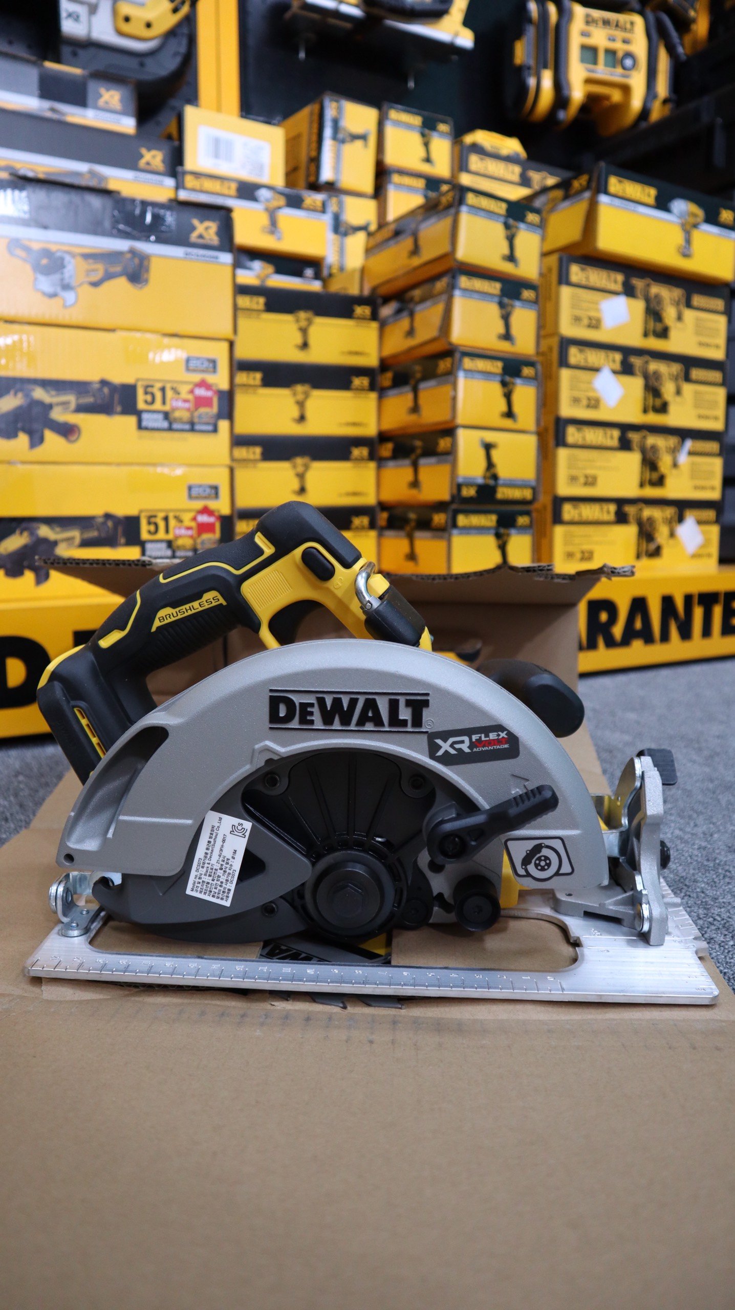 Máy cưa đĩa cầm tay 185mm 20v/60v flexvolt dewalt dcs573n