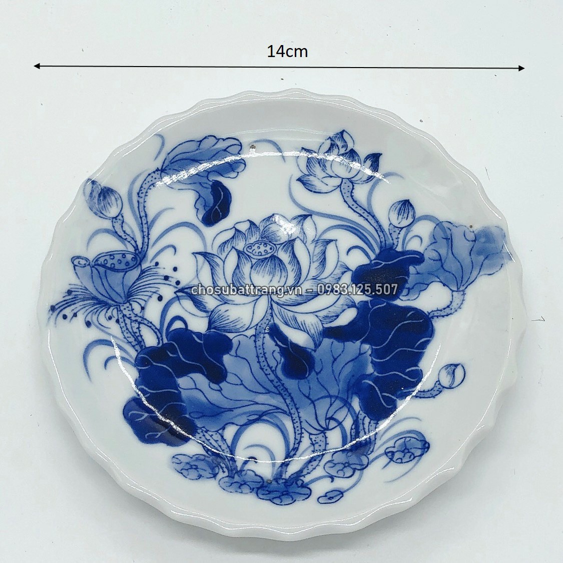 Đĩa đựng trầu cau men xanh lam trên bàn thờ - đồ thờ cúng