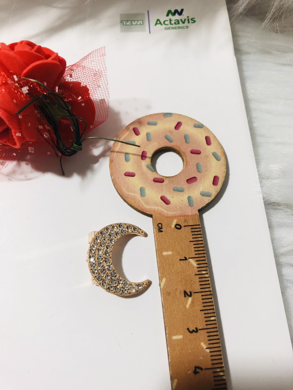 Cài áo hình lưỡi liềm đính đá. KT 2 x 2cm