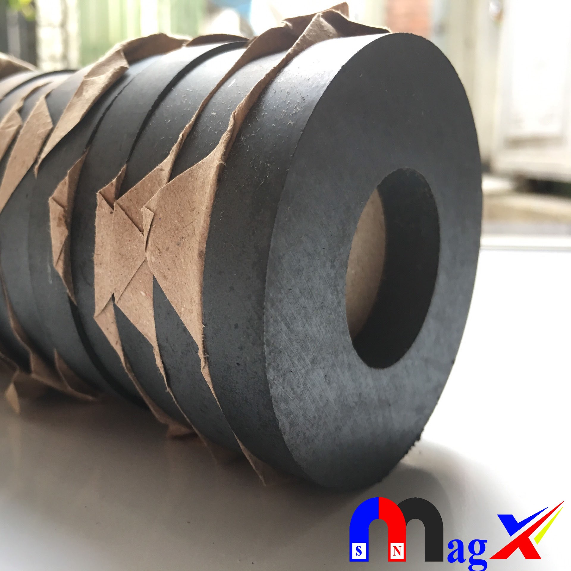 Nam châm ferrite ø 60x10 lỗ 24 - nam châm đen y30 bộ 5 viên