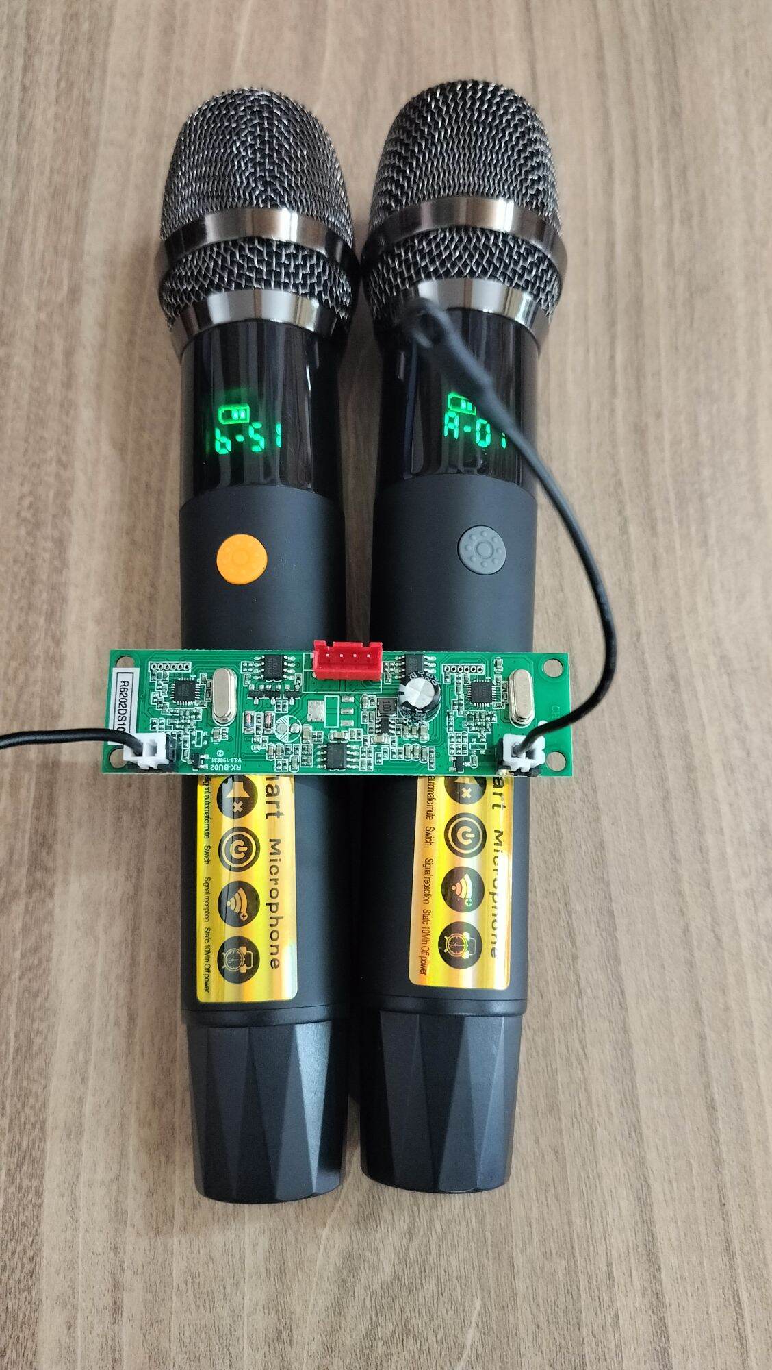 Micro loa kéo 2 màn hình hiển thị tiếng sáng hát nhẹ chống hú tốt