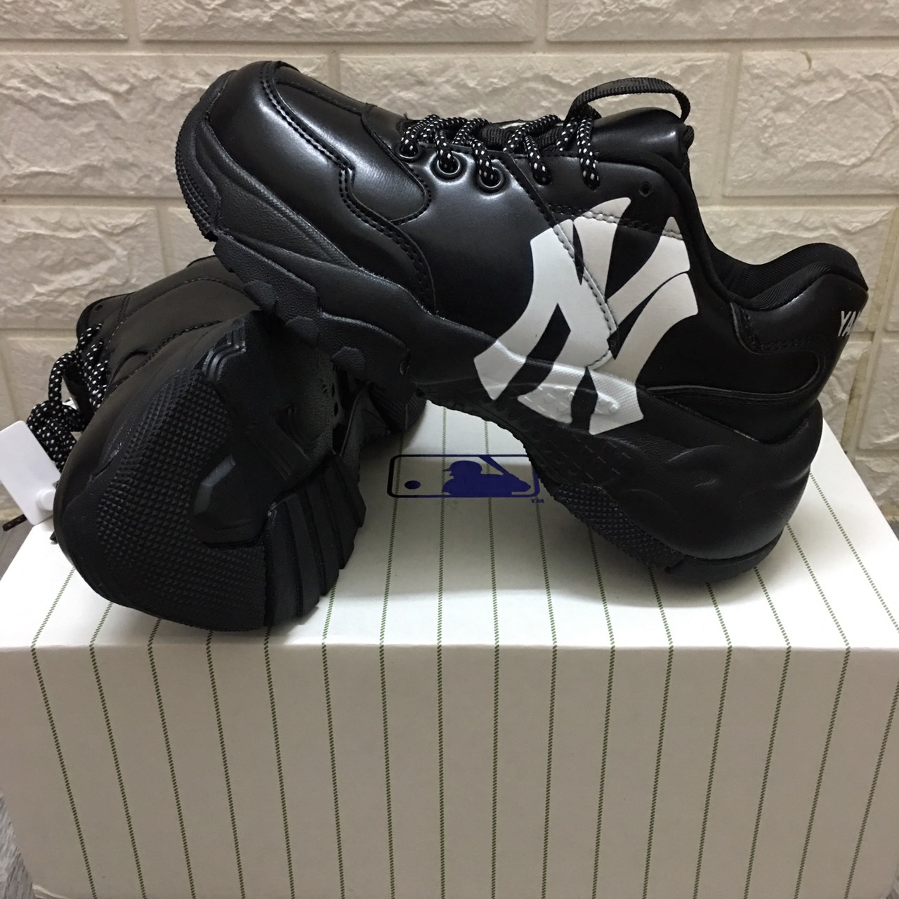Giày MLB NY đen full chữ trắng rep 11 in 3D  Ruby Store