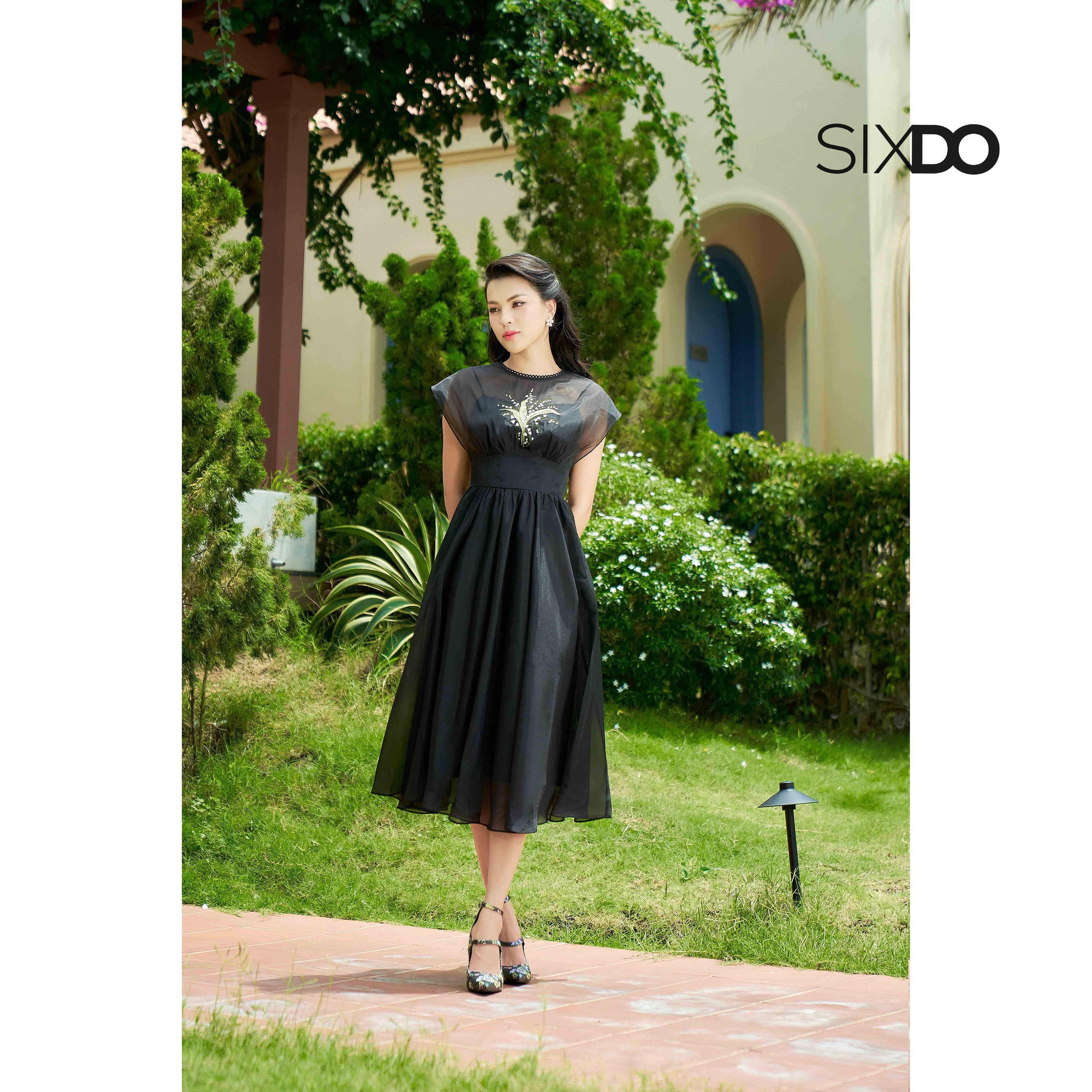 Đầm đen tơ organza thêu hoa SIXDO (Black Midi Dress With Embroidered Flower)