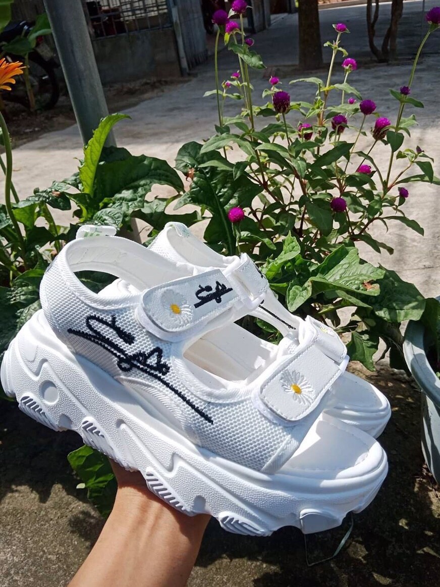 [HOT TREND 2020] Giày Thể Thao Nữ  Đẹp Gía Rẻ,  (2 MÀU) Sandal nữ thời trang Ulzang đế cao 3 cm kiểu dáng cao cấp 2 quai ngang hoa cúc  chữ ký 2 màu nữ tính nhẹ nhàng
