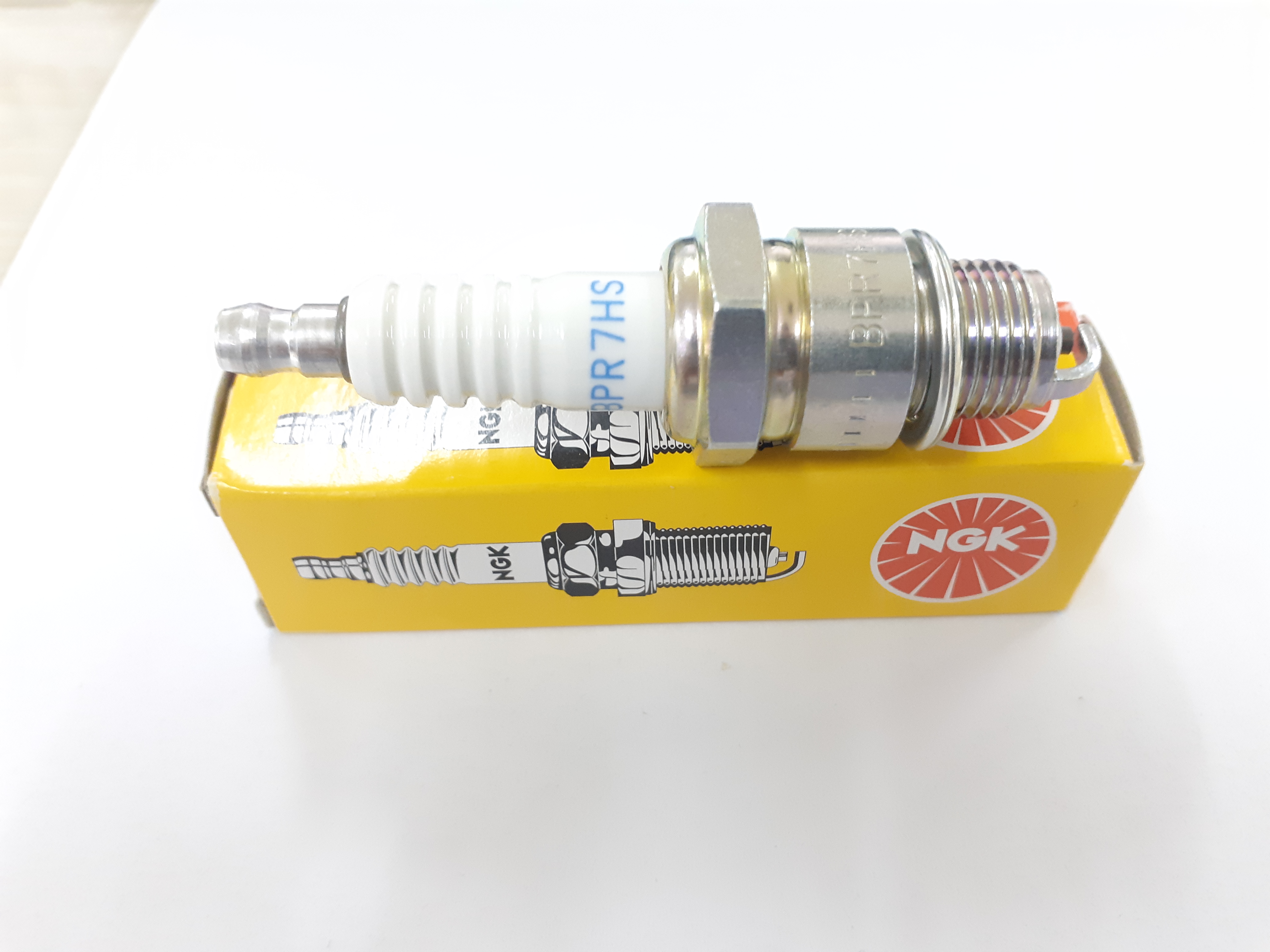Bugi NGK BR7HS10 / BPR7HS10 dùng cho động cơ thủy 2 thì, các dòng xe máy 2 thì