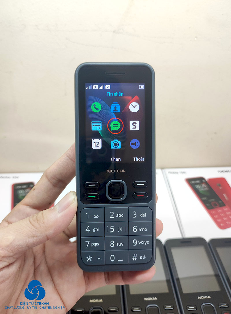Nokia 150 mới: Nokia 150 mới được thiết kế đẹp mắt hơn, tính năng được nâng cấp và giá cả vô cùng hấp dẫn. Bạn sẽ yêu thích màn hình lớn 2.4 inch, pin trâu, bàn phím dễ sử dụng, cùng với tính năng nghe nhạc, đài FM và camera sắc nét. Chiếc điện thoại Nokia 150 mới sẽ là sự lựa chọn tuyệt vời cho bạn.