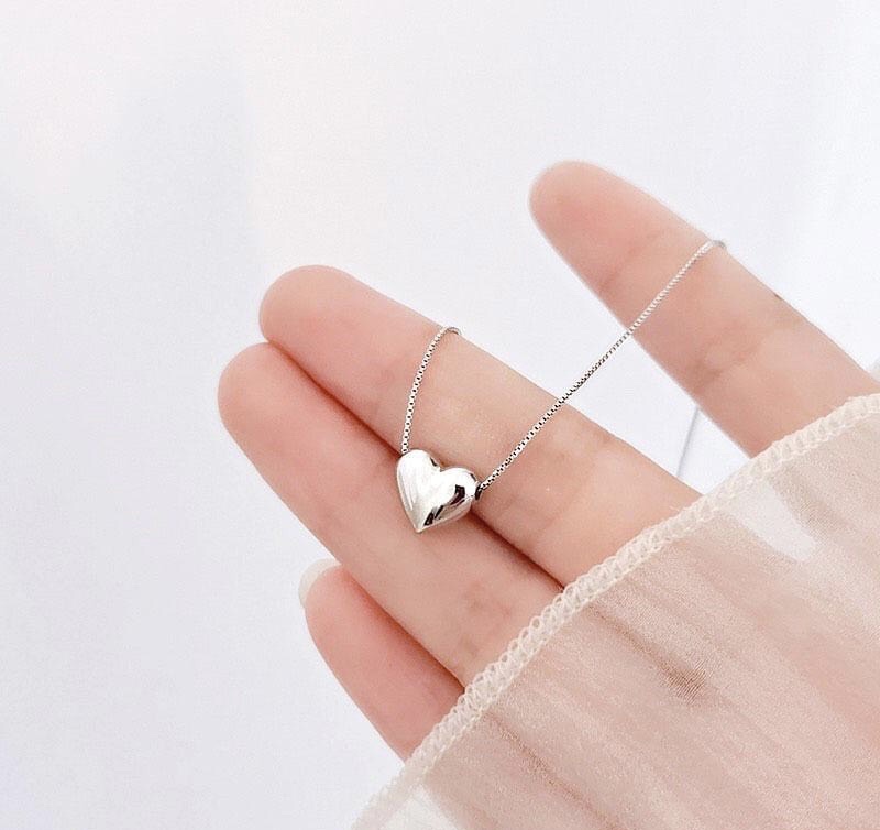Dây chuyền bạc 925 nữ được thiết kế hình trái tim xinh xắn .Cách thiết kế này giúp chiếc dây chuyền trở nên nữ tính hơn , rất phù hợp cho các cô nàng công sở đeo thường ngày .Bạn sẽ trở nên hấp hẫn hơn nhiều khi đeo nó đấy