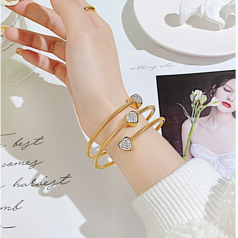 Vòng tay nhiều lớp 3 trái tim đính đá zircon titan ko đen tt 4269