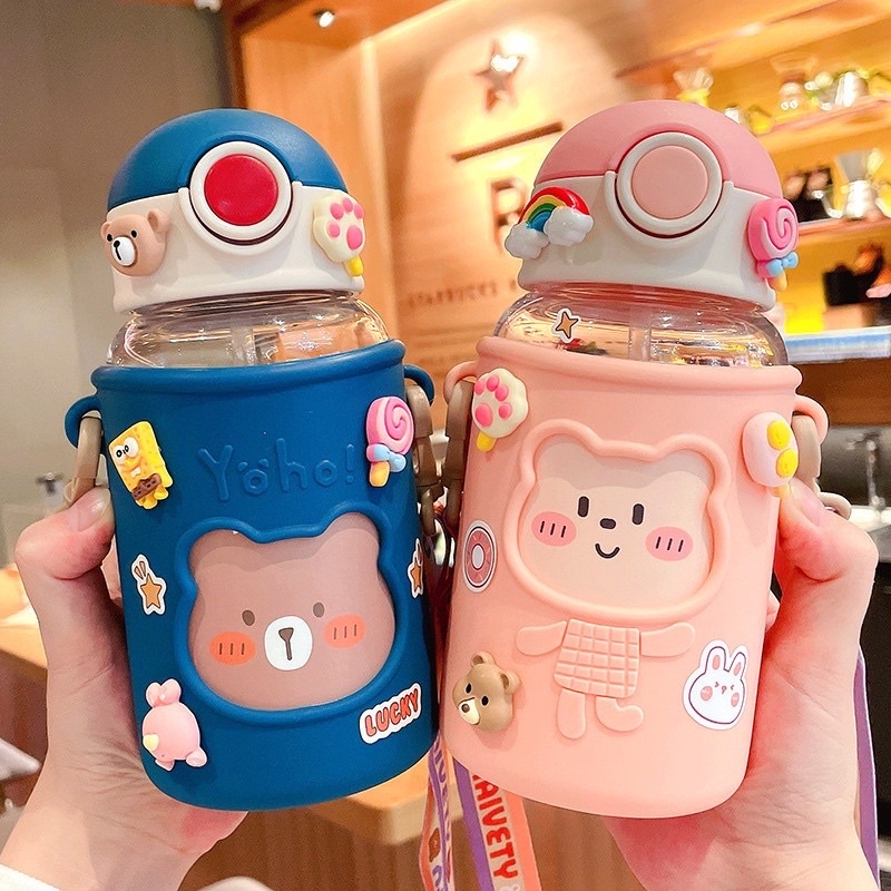 Bình nhựa cute cho bé 600ml + dây đeo + ticker