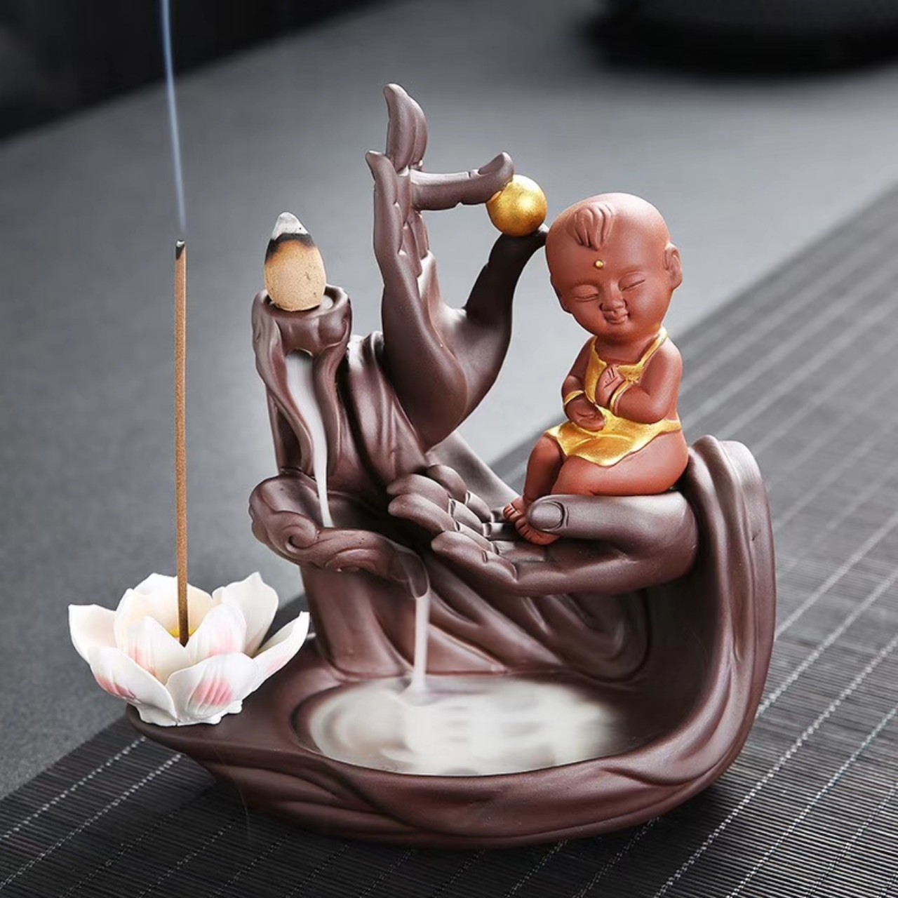 [HCM]thác khói bàn tay  phật nâng chú tiểu tặng kèm hoa sen & 10 viên trầm