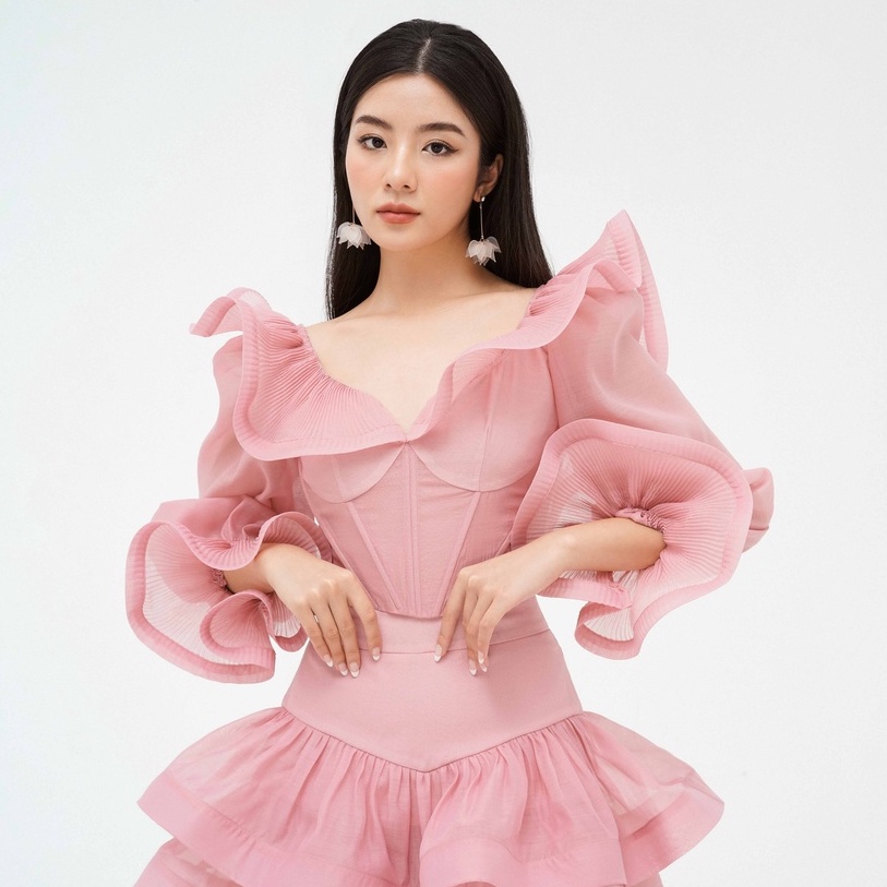 Áo corset cổ bèo và chân váy bồng bềnh shelly