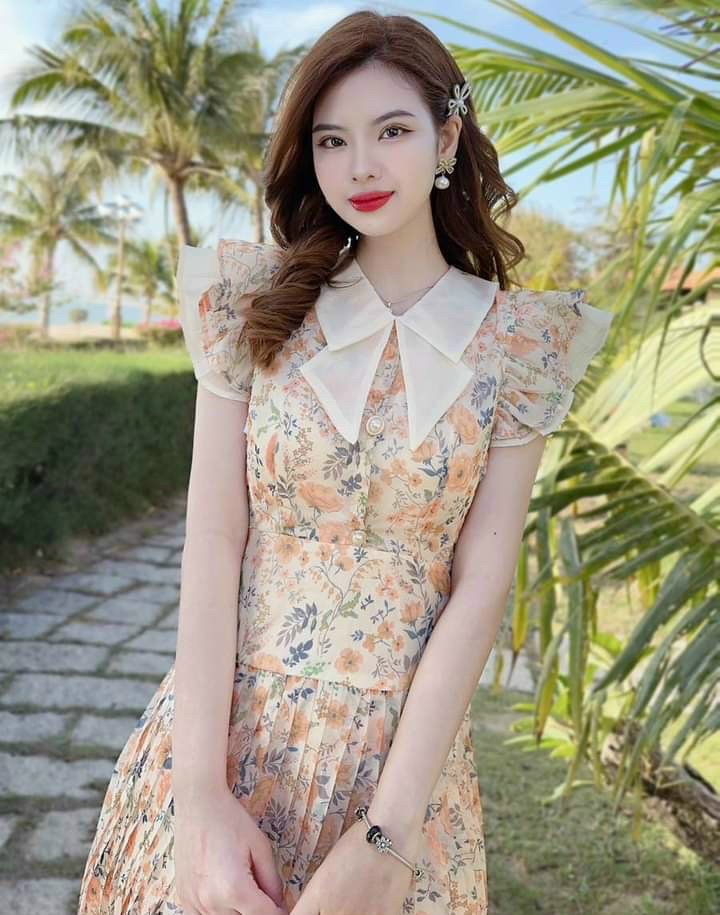 Đầm voan dập ly hoa rơi phối cổ sang trọng