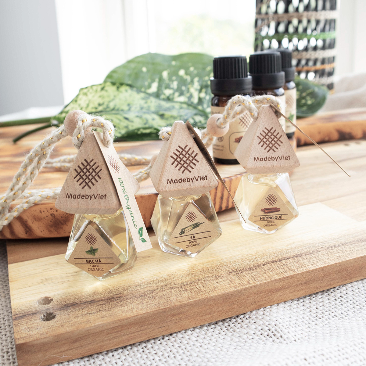 Tinh dầu bạch đàn chanh treo xe oto MadebyViet chiết xuất 100% từ thiên nhiên, an toàn , không độc hại, giúp thơm phòng, xua đuổi côn trùng và diệt khuẩn. Hàng Việt Nam xuất khẩu Châu Âu, Mỹ