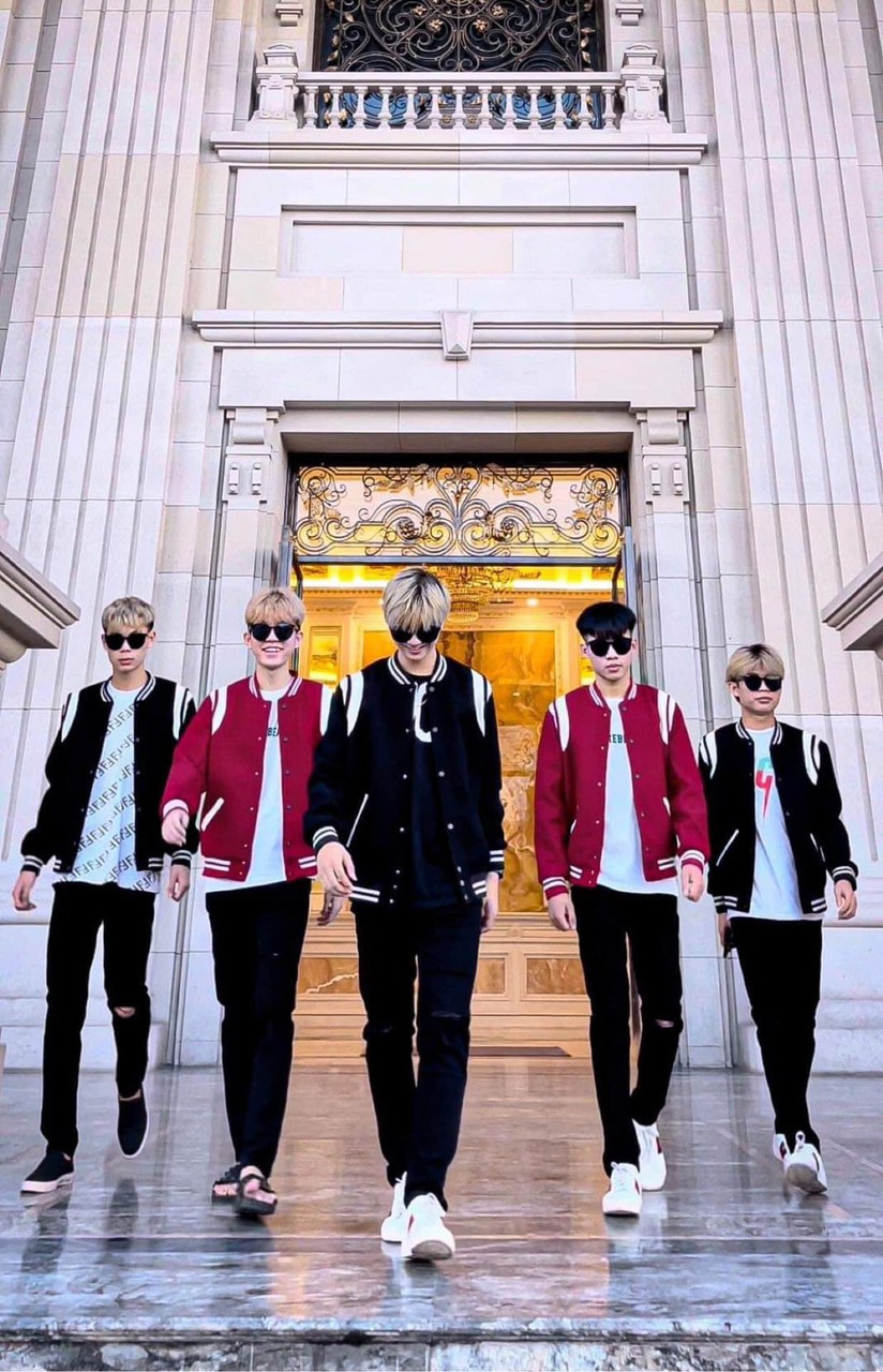    Hàng hot hot hot   Áo Bomber  Nam Nữ đa màu ❣️ chất liệu: nỉ cotton Túi cơi kẻ trắng cực đẹp cúc bấm  4 màu: đen trắng đỏ chì 