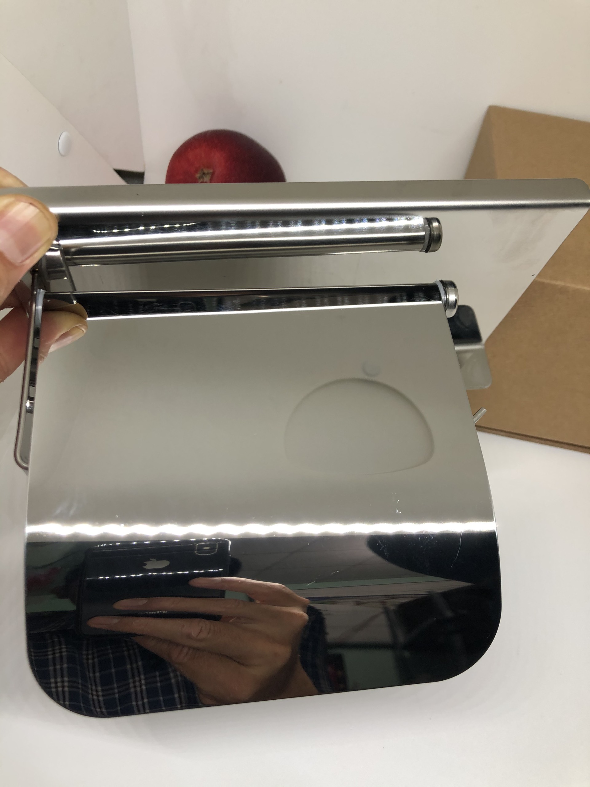 Kệ để giấy vệ sinh inox 304 hộp kín kiểu mới có bệ phẵng trên để vật dụng cá nhân