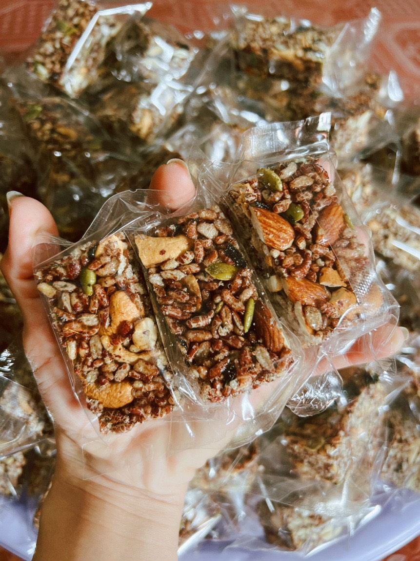 Thanh gạo lứt chà bông mix hạt dinh dưỡng ăn kiêng