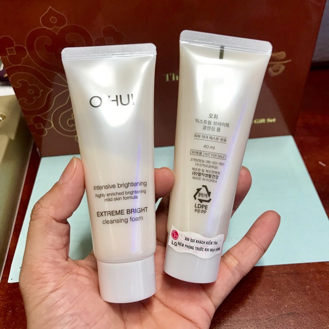 Sữa rửa mặt Ohui trắng chứa hạt snow vitamin 40ml