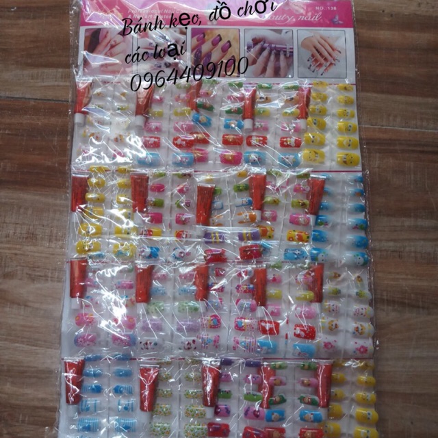 Vỉ đồ chơi dán móng tay