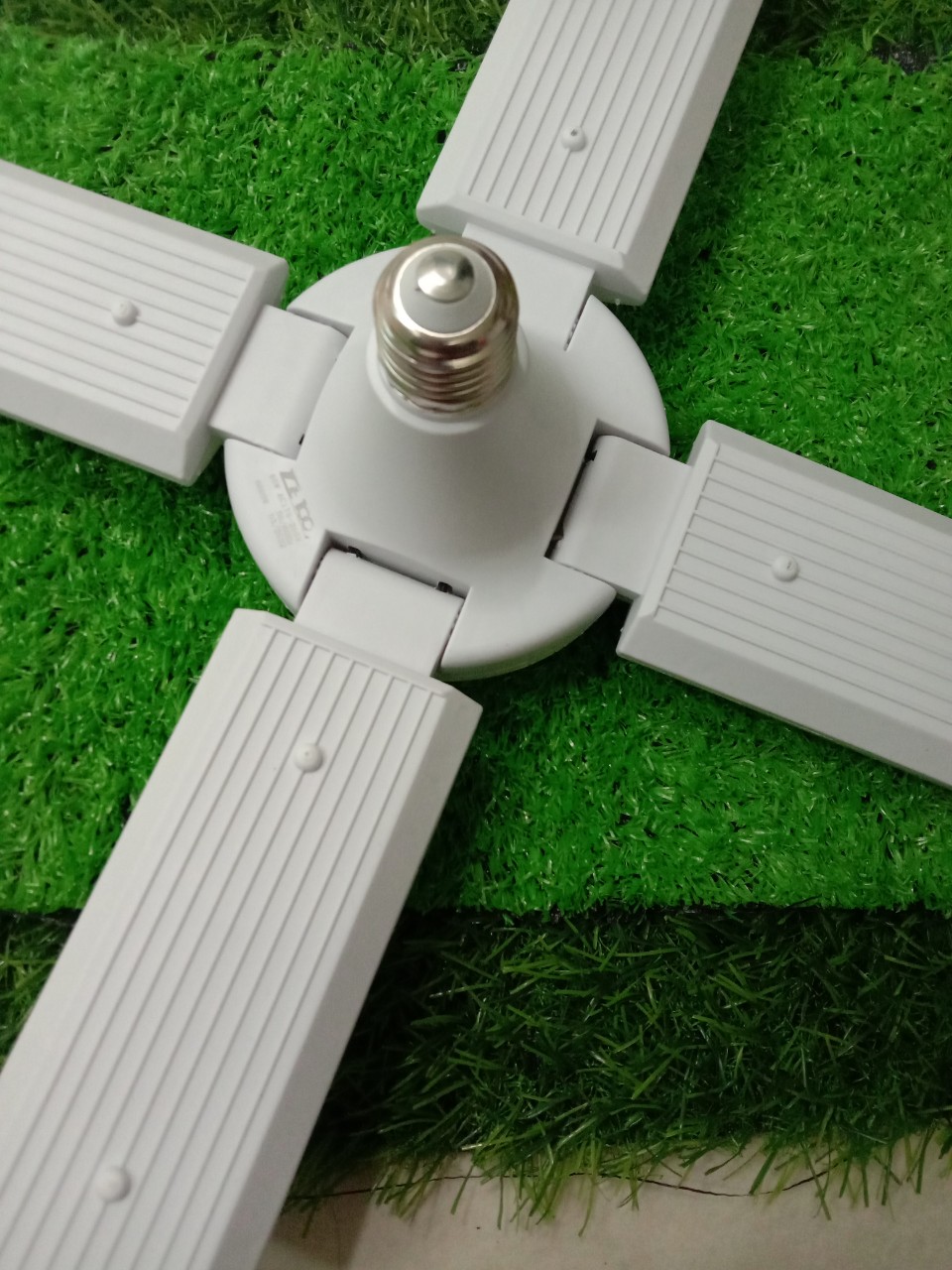 Đèn led hình quạt 4 cánh 60w dùng thắp sáng