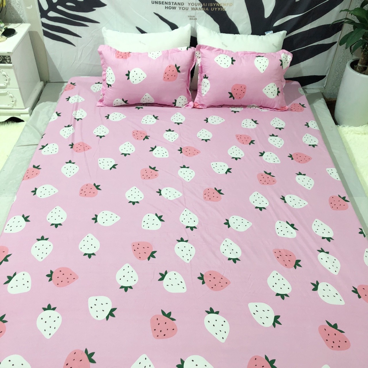 Bộ ga và 2 áo gối nằm mẫu quả dâu tây hồng