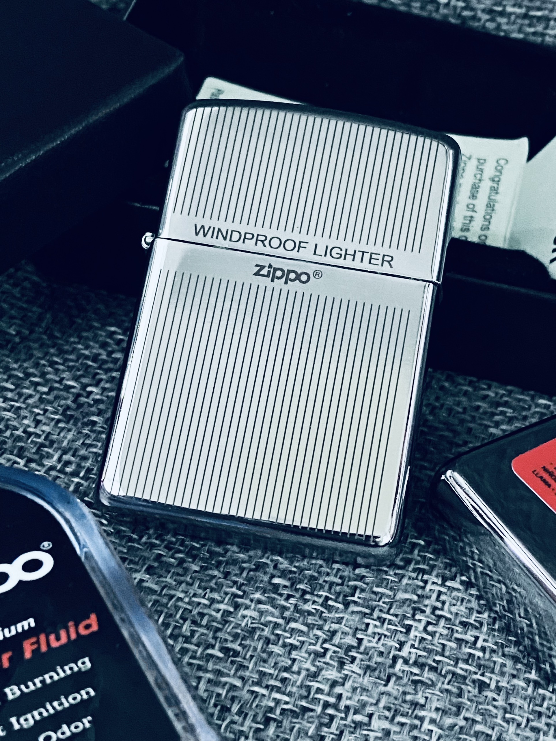  Bật Lửa Zippo Mỹ Đời 2005 Mẫu Trắng Bạc 1935 Bản Lề Ngoài Vân Nhỏ Kẻ Dọc  Tặng Kèm Chai Xăng + Hộp . 