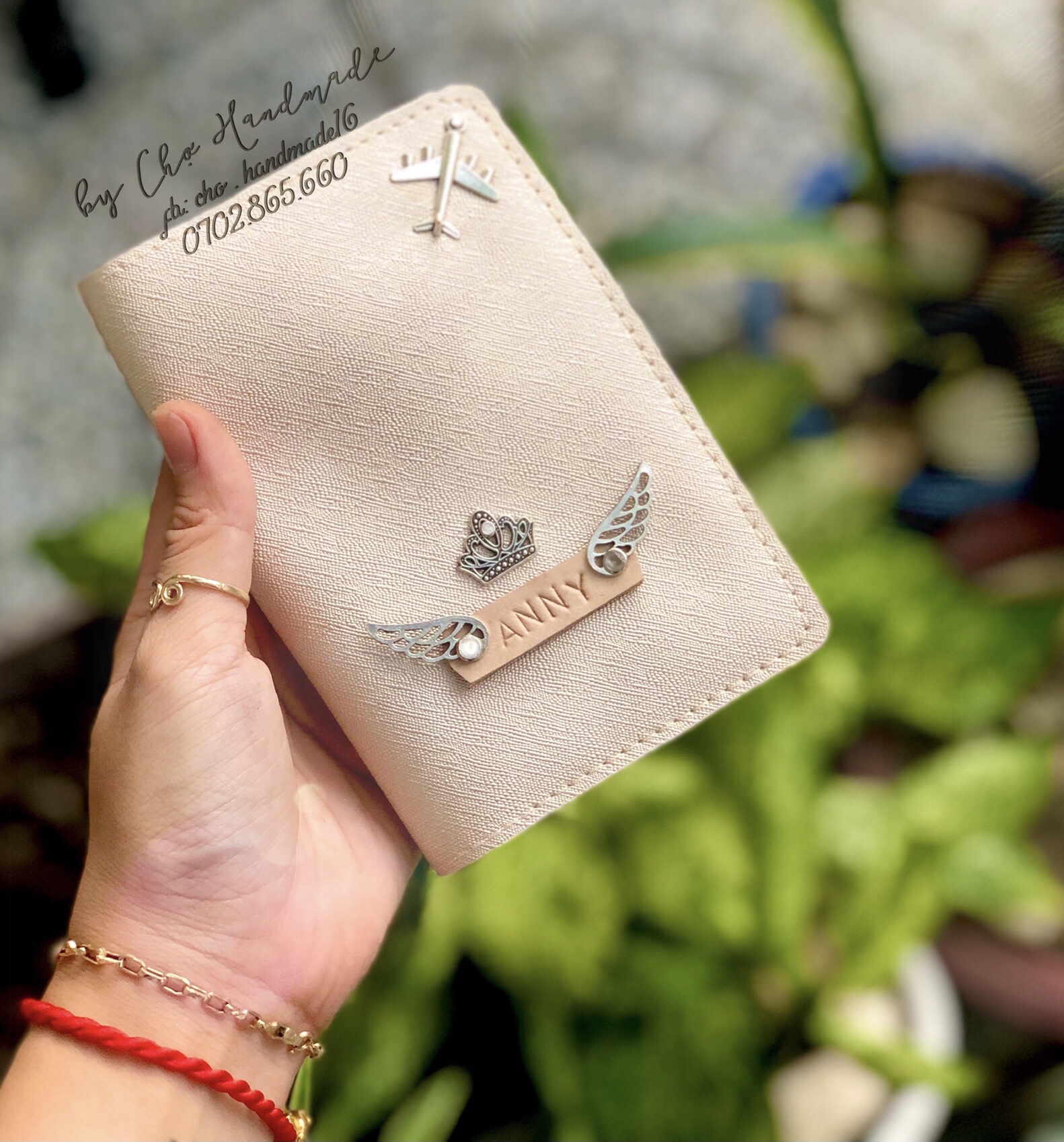 Vỏ hộ chiếu đính phù điêu, bao hộ chiếu gắn charm, bọc hộ chiếu gắn logo