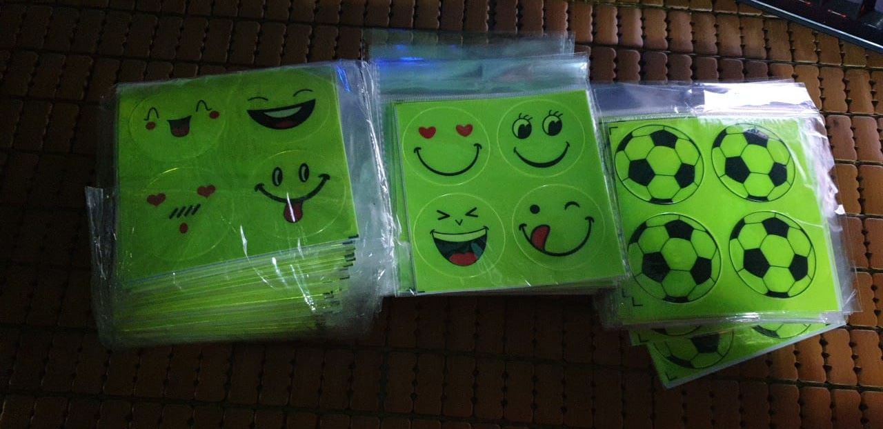Sticker phản quang mặt cười dán nón, dán xe