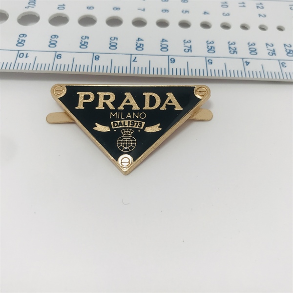 Mác Prada trang trí màu vàng -bạc