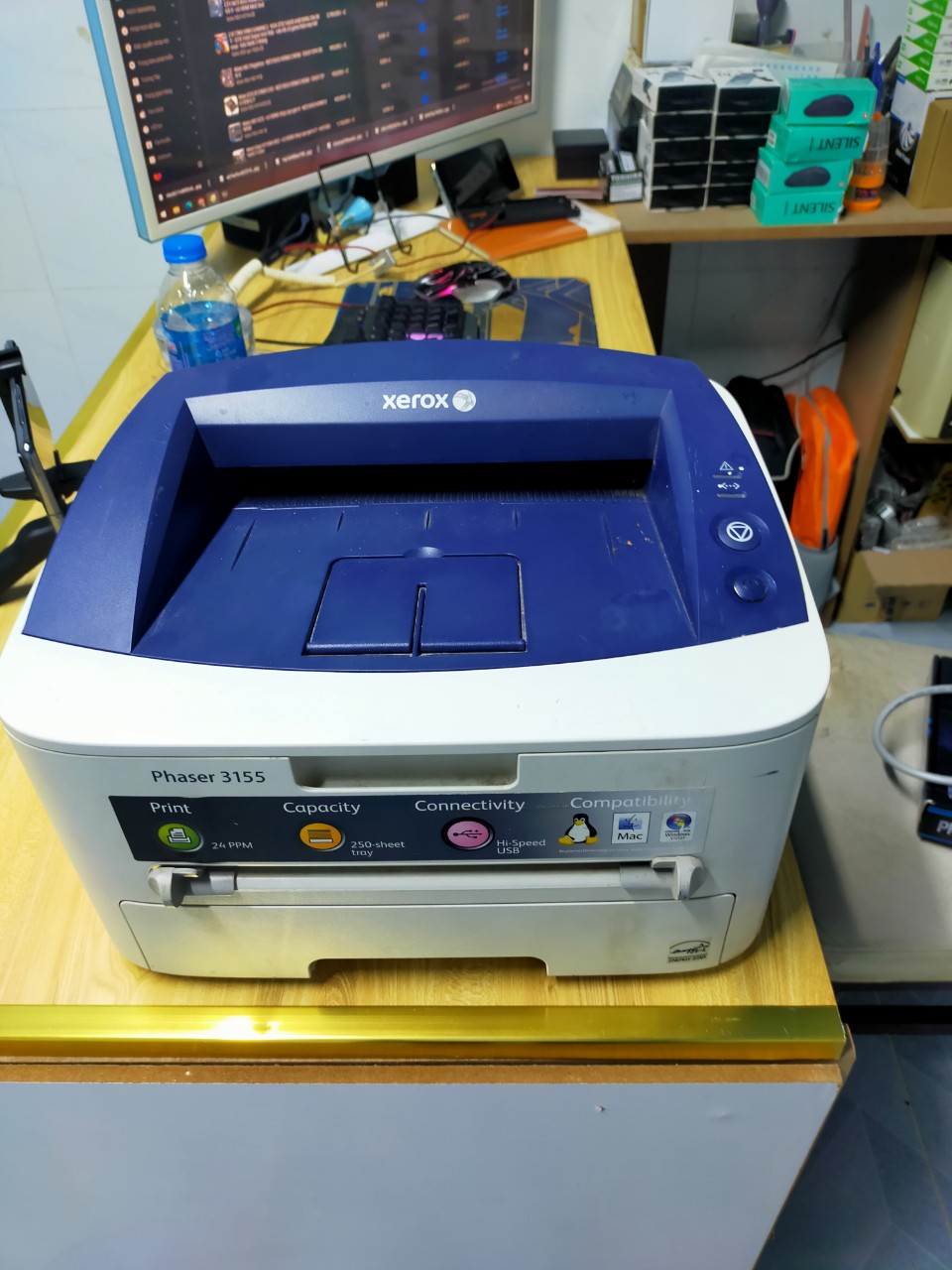 - máy in trắng đen cũ - xerox 3150 - đang dùng tốt đã thay hộp mực mới - bảo hành 1 tháng