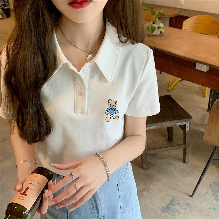 Áo kiểu croptop cổ polo thêu hình gấu xinh xắn. ttgr